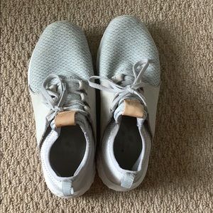 Gray new balance sneakers!